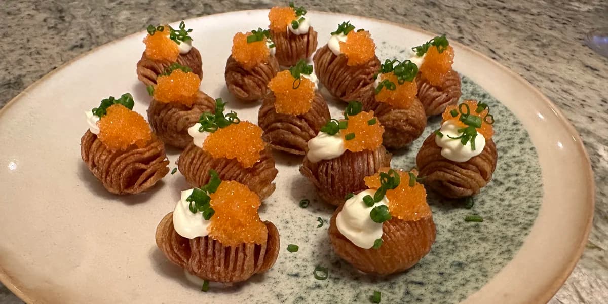 Hasselbackspotatis med löjrom och smetana