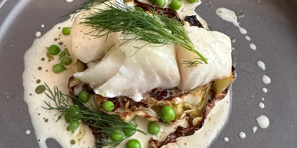 Torskrygg med ugnsbakad spetskål och champagnesås